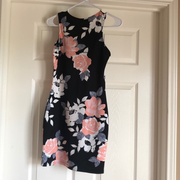 Pretty Little Thing black floral print dress - Picture 2 of 2
